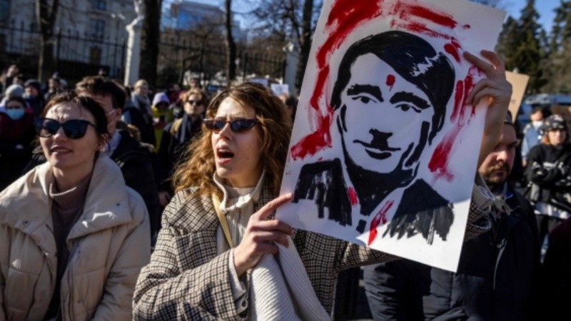 Manifestantes ucranianos y polacos participan en una protesta contra la invasión rusa de Ucrania, frente a la embajada rusa en Varsovia, Polonia.