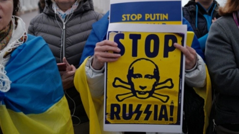 Los manifestantes sostienen pancartas durante una protesta contra la operación militar de Rusia en Ucrania en la ciudad de Niza, Francia.