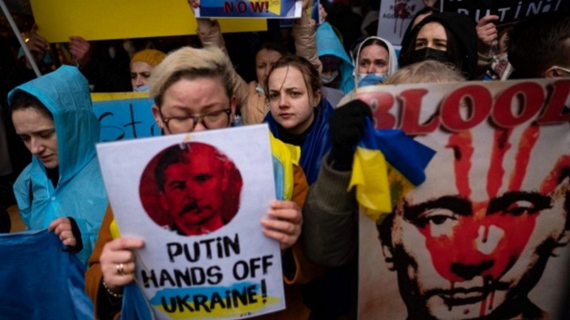 Ciudadanos ucranianos protestan contra la operación militar de Rusia en Ucrania frente a la embajada rusa, en Estambul.