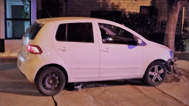 El Volkswagen Fox color blanco quedó estrellado contra un árbol.