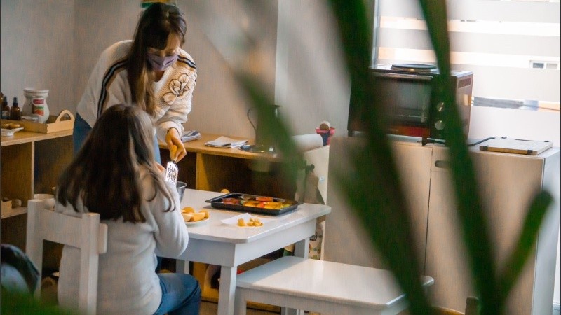 El consultorio de Lucila es una cocina a medida de los niños