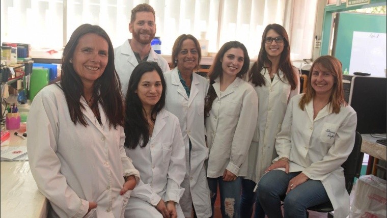 A la izq, la directora del proyecto, Paula Casati, biotecnóloga e investigadora del CONICET.