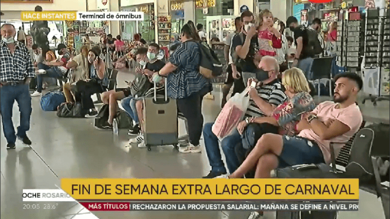 Una importante cantidad de personas esperaban para viajar en la Terminal.