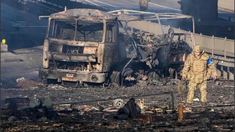 Un soldado ucraniano observa la destrucción a su alrededor.