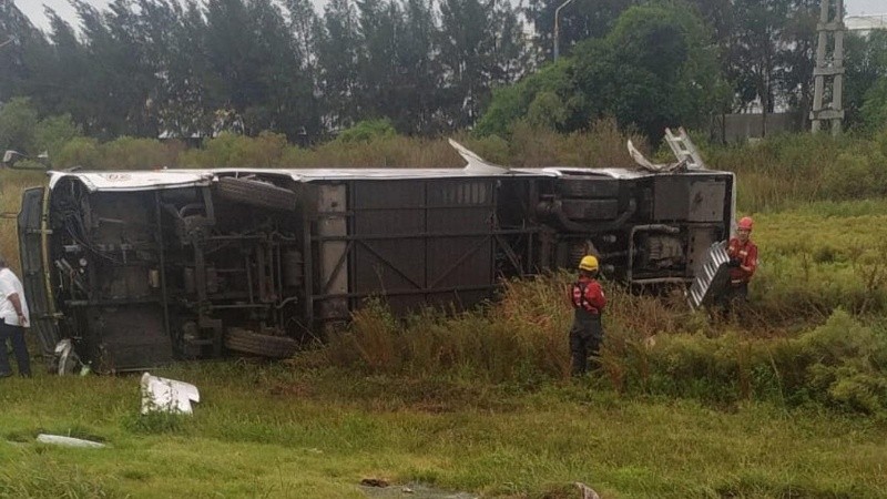 El colectivo especial trasladaba cuatro trabajadores de la empresa Dow Química