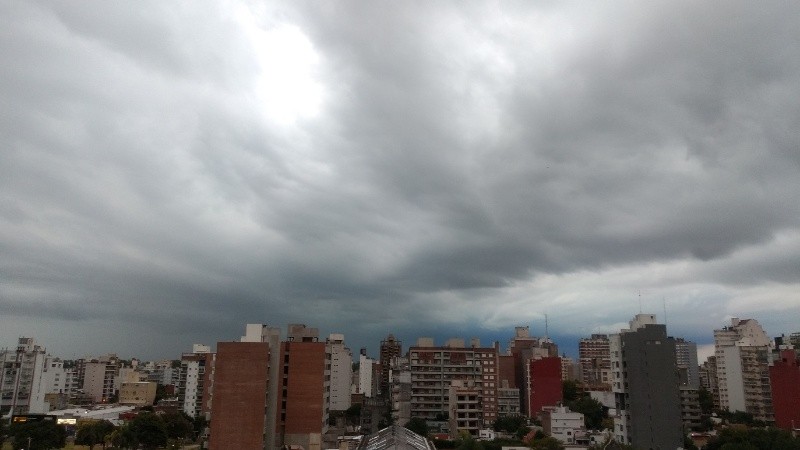 La llegada de la tormenta de la tarde, con truenos y algunos rayos.