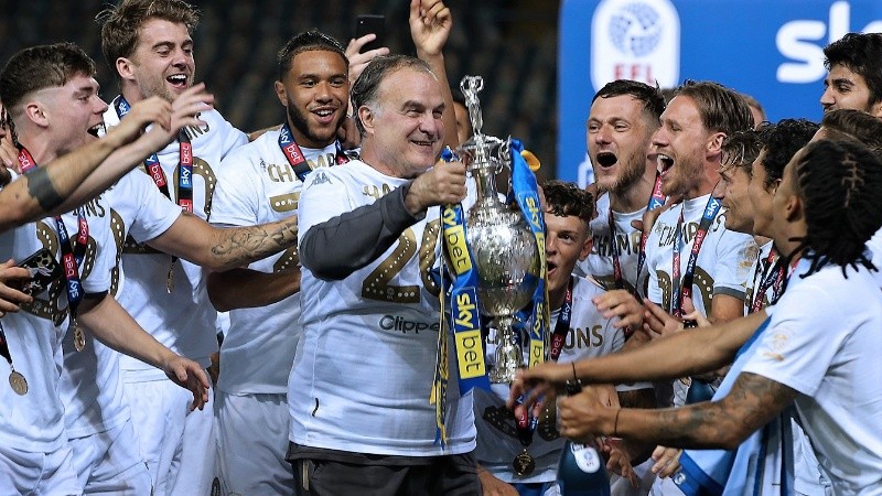 El Loco con el trofeo luego de salir campeón del Championship y ascender.