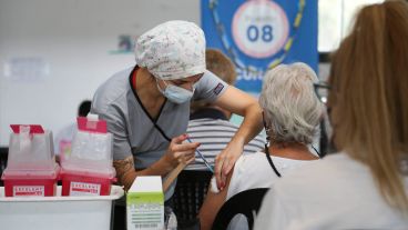 La vacunación continúa y llaman a mantener el esquema al día.