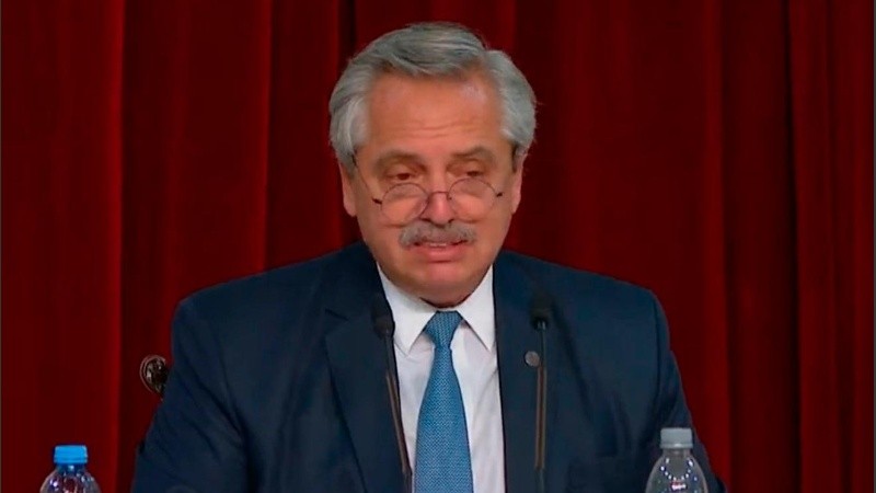 “Querer politizar tamaña tragedia es inaceptable. Las consecuencias de la covid fueron multidimensionales”, sostuvo Albero Fernández.