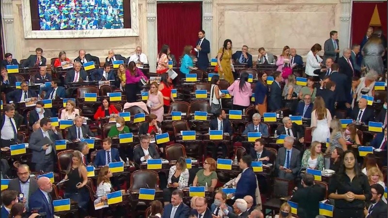 El momento en que los diputados del PRO se retiran del recinto entre banderas de Ucrania