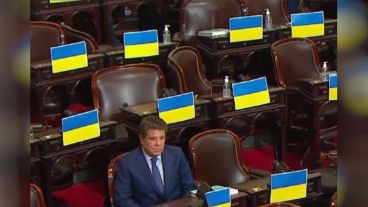 El diputado Facundo Manes permaneció sentado en su banca.