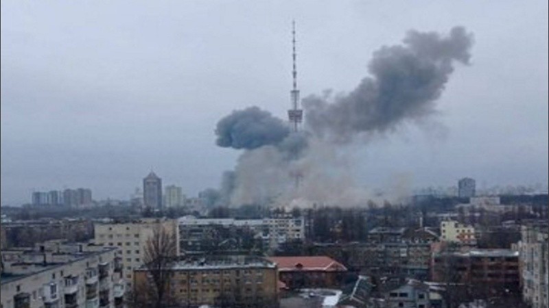 El momento de la explosión de la torre de televisión de Kiev.