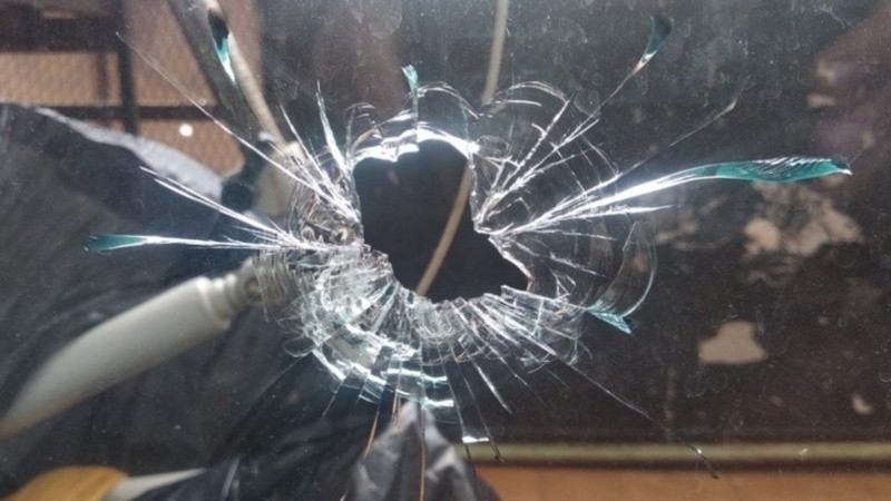 Uno de los muchos agujeros de bala en las ventanas de Soledad. 