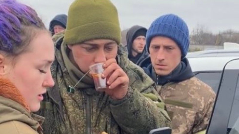 El momento de la asistencia al militar ruso.