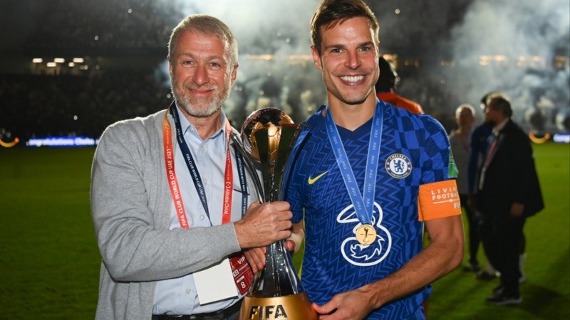 El magnate ruso levanta el trofeo del campeón del Mundial de Clubes con su capitán, César Azpilicueta.