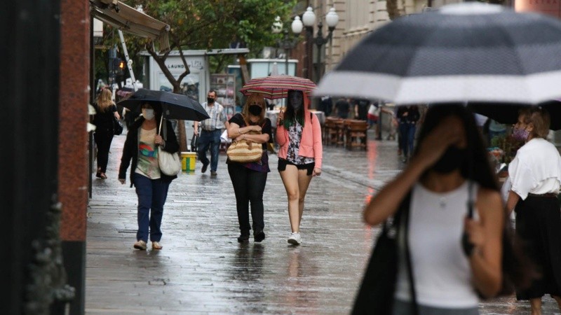 La mañana del viernes comenzó con lluvias en Rosario.