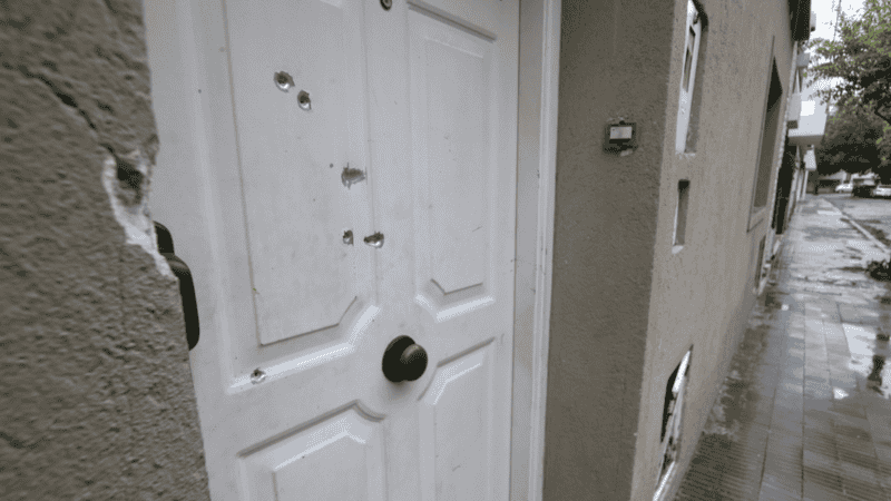 El frente de la vivienda baleada