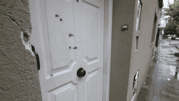 El frente de la vivienda baleada