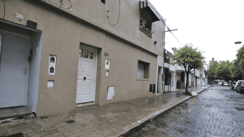 El menor fue alcanzado por una de las balas que se dispararon contra el frente de esta propiedad.