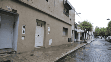 El menor fue alcanzado por una de las balas que se dispararon contra el frente de esta propiedad.