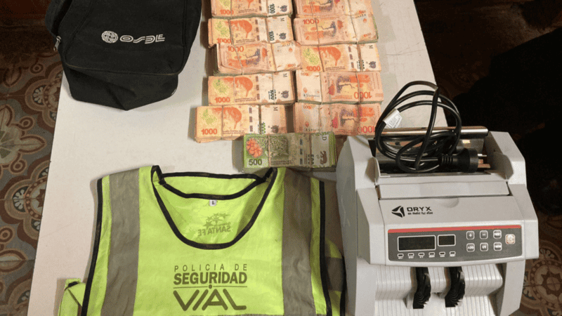 El dinero secuestrado en el peaje de General Lagos a tres ocupantes de una Amarok Azul.