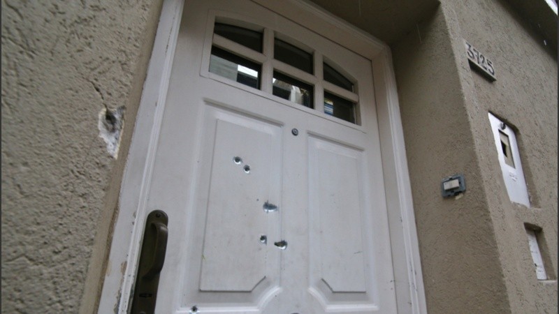 La puerta del domicilio baleado el viernes pasado en Rivera Indarte al 3700.