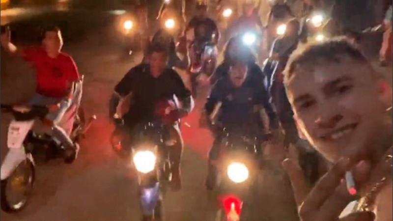 L-Gante compartió un video del momento en el que decenas de fanáticos lo seguían.