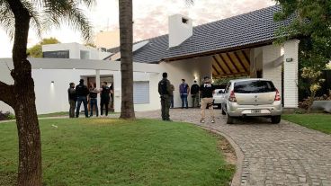 Uno de los allanamientos hechos en conjunto el pasado martes en Rosario, Funes, Roldán, Álvarez e Ibarlucea.