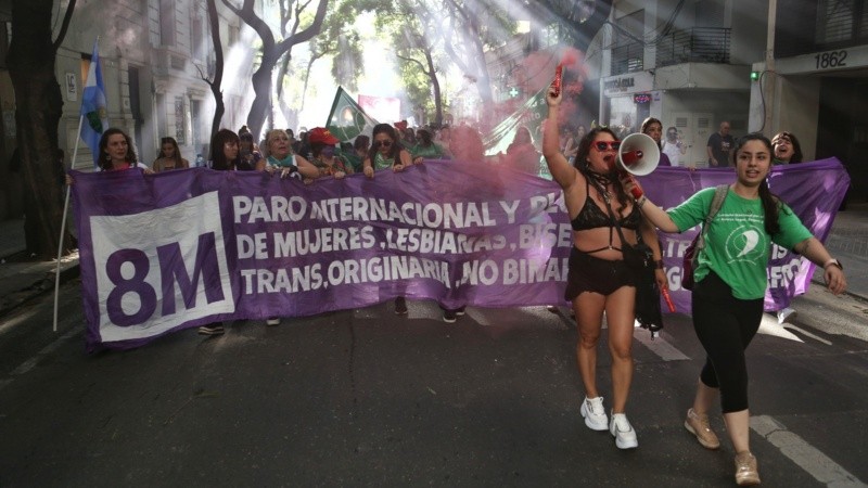 Una masiva marcha por el centro de la ciudad este martes 8 de marzo.