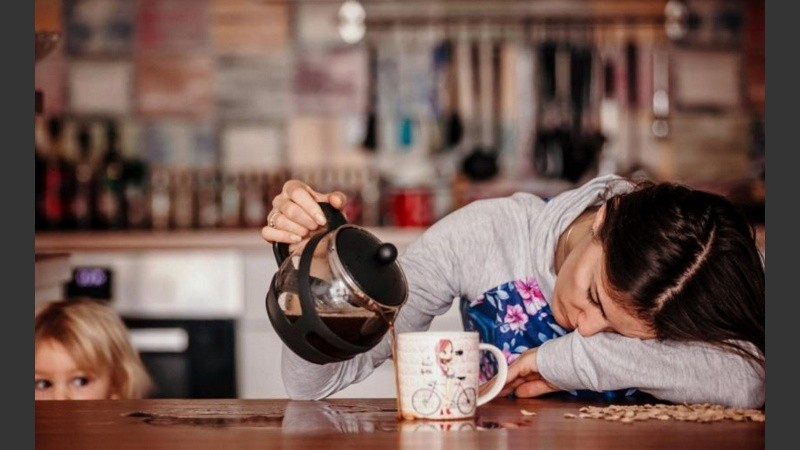 Se estima desde ONU Mujeres que, en todo el mundo, ellas realizan tres veces más de trabajo doméstico y de cuidados no remunerado que los hombres