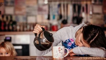 Se estima desde ONU Mujeres que, en todo el mundo, ellas realizan tres veces más de trabajo doméstico y de cuidados no remunerado que los hombres