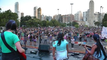 Una multitud en el Monumento.