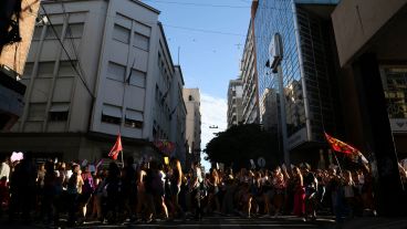 Miles de mujeres marcharon por las calles de Rosario este martes por la tarde.