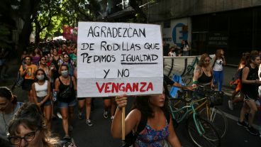 Miles de mujeres marcharon por las calles de Rosario este martes por la tarde.
