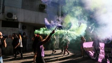 Miles de mujeres marcharon por las calles de Rosario este martes por la tarde.