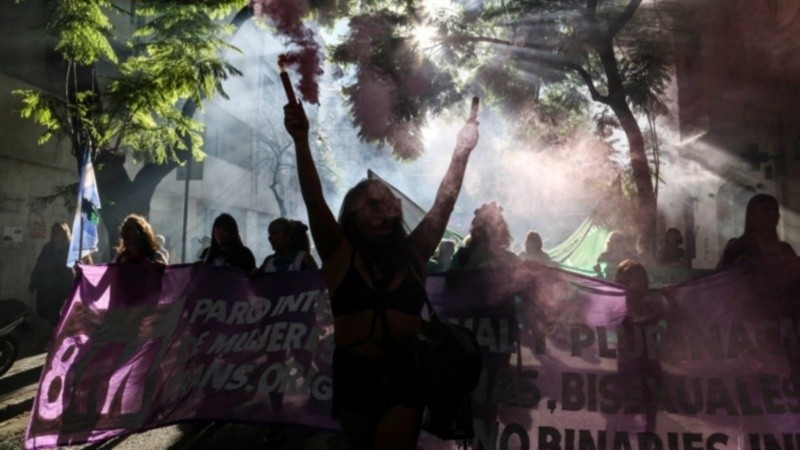 Miles de mujeres marcharon por las calles de Rosario este martes por la tarde. (Foto: Alan Monzón/Rosario3)