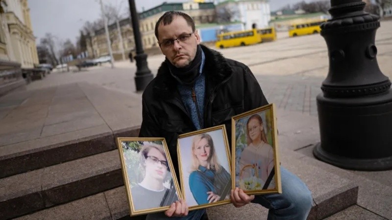 La imagen del hombre que perdió a su familia que intentaba escapar de la guerra. 