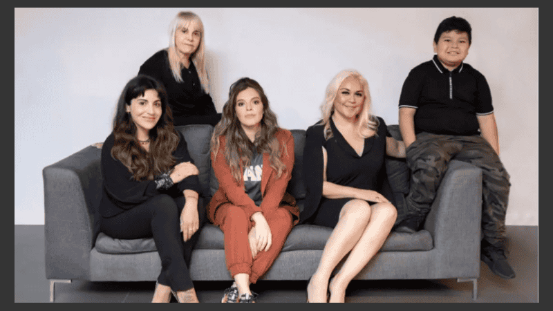 Claudia Villafañe y Verónica Ojeda junto a Dalma, Gianinna y Diego Fernando.