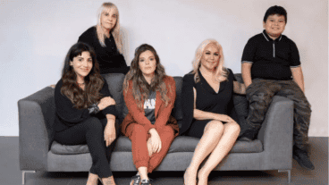 Claudia Villafañe y Verónica Ojeda junto a Dalma, Gianinna y Diego Fernando.