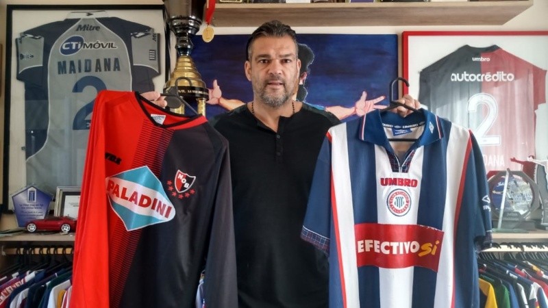 Maidana con sus dos camisetas amadas, la de Newell's y la de Talleres