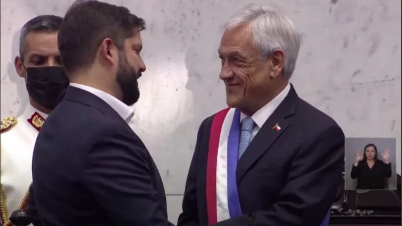 Gabriel Boric, en su asunción como presidente de Chile recibe la banda presidencial de parte del conservador Sebastián Piñera.