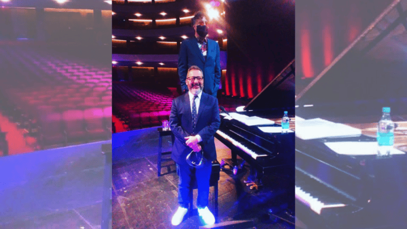 El artista publicó esta foto divirtiéndose junto a su coterráneo en un teatro. 