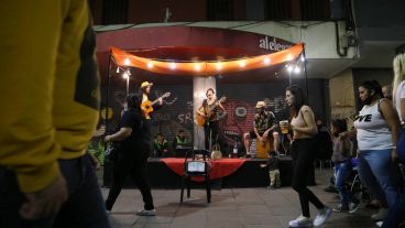 Las peatonales rosarinas repletas de gente este sábado por la noche.