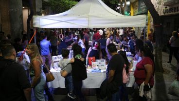 Las peatonales rosarinas repletas de gente este sábado por la noche.