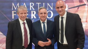 Los conductores Claudio Márquez, Hernán Ricosa y Héctor Mansur celebran los Premios Martín Fierro Federal obtenidos por los ciclos del Grupo Televisión Litoral.