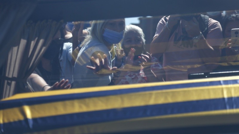 En la puerta del cementerio había algunas personas que fueron a despedir al periodista.