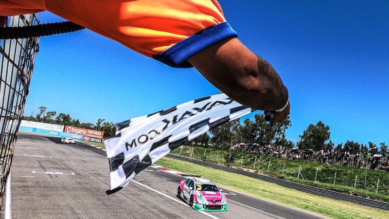 Leonel Pernía, con Renault Fluence, se quedó con la final del domingo.