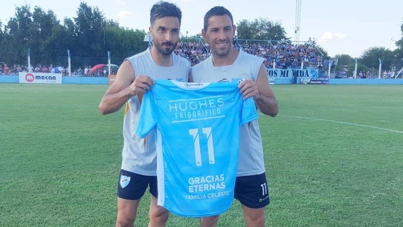 En la previa al comienzo del partido, Ignacio Scocco le hizo entrega de una camiseta de Hughes con el número '11' a su compañero y amigo Maxi.