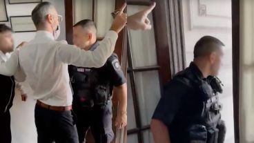 El momento en el que el policía ingresa al estudio jurídico.