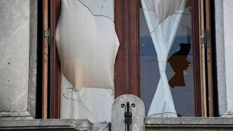 El ventanal atacado por los manifestantes.